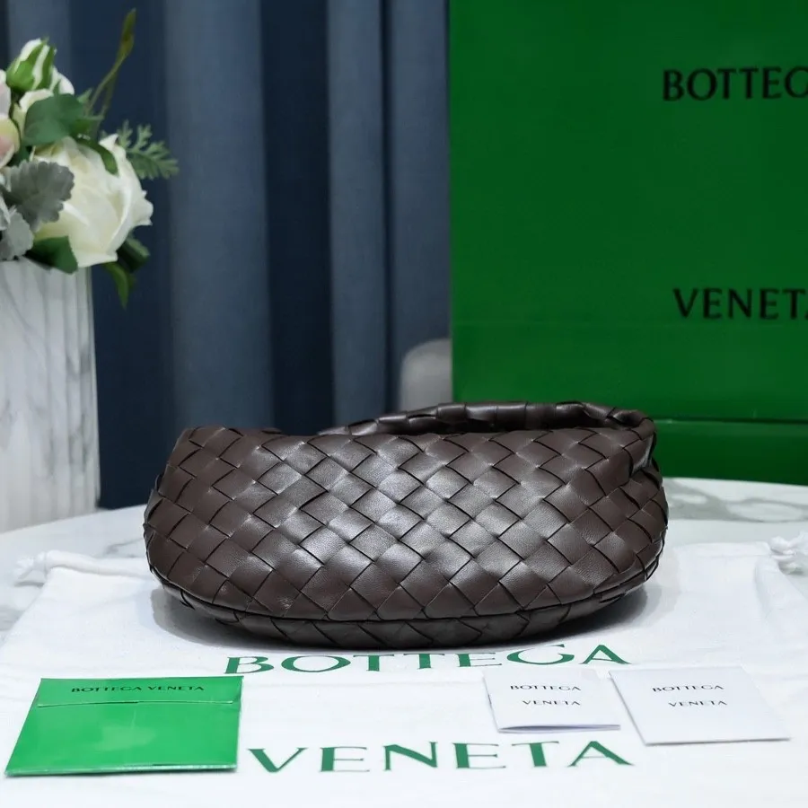 Batch 1120 BV Bottega Veneta's new early spring women's MINI JODIE handbag BV bag 🔥The new method is based on the original rounded corners, knotted with classic woven leather round hobo bag, The most iconic triangular pull-out design, using sheepskin draped soft shape, is super suitable for concave shapes~ Jodie feels really gentle to people, and is definitely the best item for daily matching. It has the same weave, new elements and twists, is compact and versatile, and is the new favorite of street style Internet celebrities! Dimensions: 23x28x8 Model: 6699-1